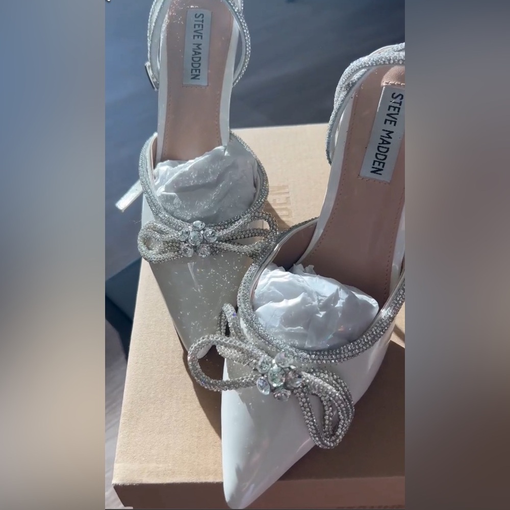 VIABLE OFF-WHITE STEVE MADDEN POINTED SHOES